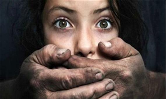 دختر 15 ساله: آزار مکرر ناپدری‌ام را پنهان می‌کردم