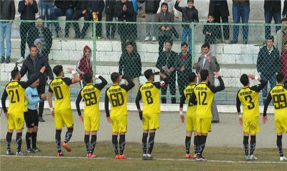 تیم فوتبال 90 ارومیه صدرنشین لیگ دسته یک را شکست داد