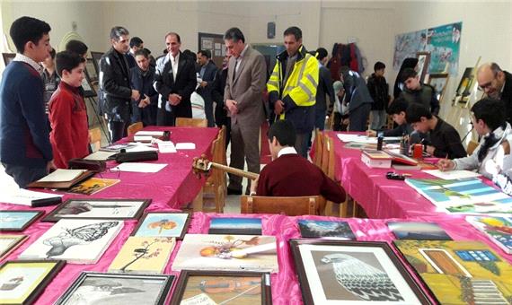 نمایشگاه آثار معلمان و دانش آموزان هنرمند در تکاب گشایش یافت