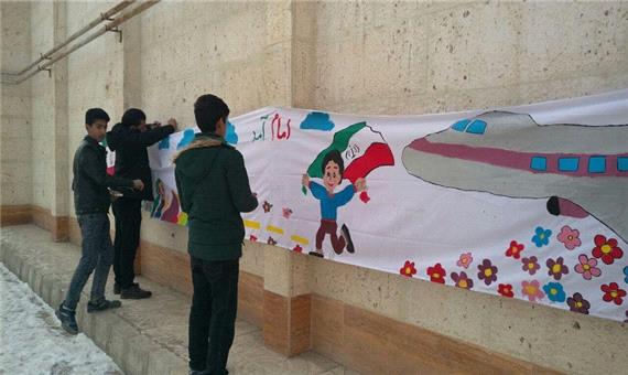 دانش آموزان تکابی ایستگاه نقاشی انقلاب برپا کردند
