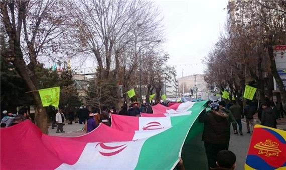 پرچم 100 متری در راهپیمایی 22 بهمن مهاباد حمل شد