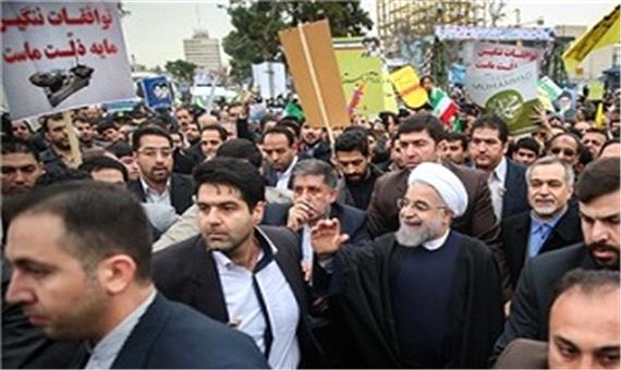 حضور آملی لاریجانی و روحانی در خیابان آزادی