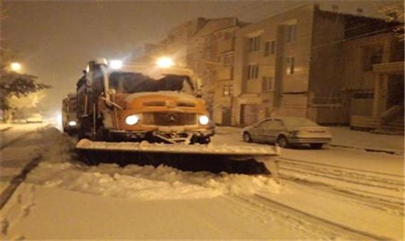 عملیات برف روبی در نقاط مختلف شهر ارومیه تدوام دارد - پرتال شهرداری ارومیه