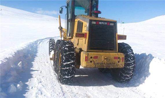 برف و کولاک راه ارتباطی 20 روستای میاندوآب را مسدود کرد