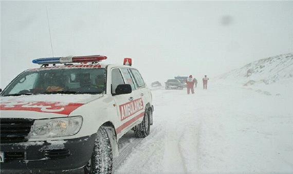 هلال احمر اردبیل به مسافران جاده های برفی کمک کرد