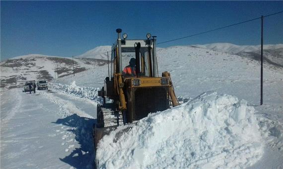 بارش برف راه دسترسی به 6 روستای دورافتاده تکاب را مسدود کرد