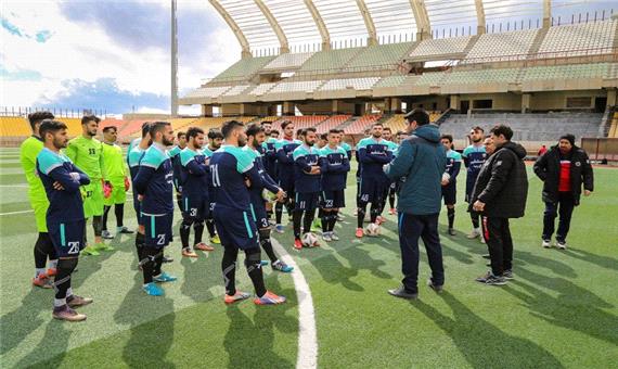 تیم فوتبال 90 در ورزشگاه 15 هزار نفری ارومیه تمرین کرد