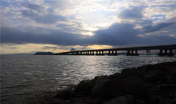 پل میانگذر دریاچه ارومیه به «ساعت زمین» پیوست