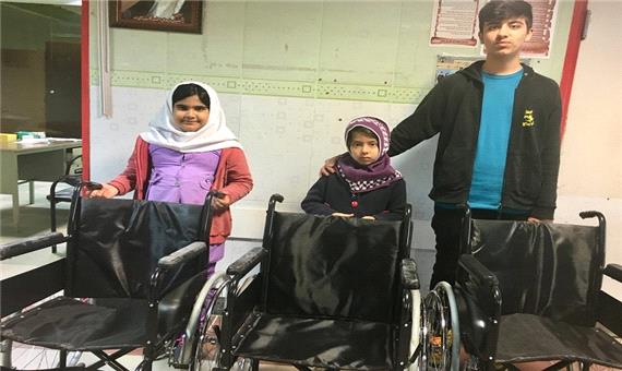 خردسالان خیّر سه دستگاه ویلچر به بیمارستان بوکان اهدا کردند