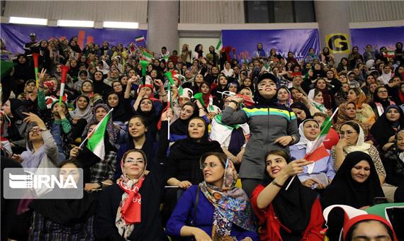 پیروزی والیبال در ارومیه با حضور بانوان در ورزشگاه