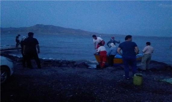 نجات گردشگران گرفتار در طوفان دریاچه ارومیه