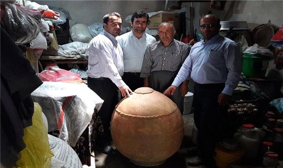 یک خمره سفالی 2 هزار ساله به موزه مهاباد اهدا شد
