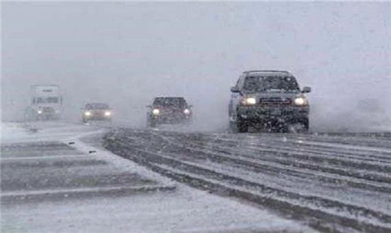 امدادرسانی راهداران آذربایجان‌شرقی به 63 خودرو گرفتار در برف