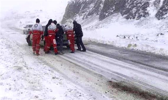امدادرسانی به خودروهای گرفتار شده ناشی از برف در محور اسالم به خلخال